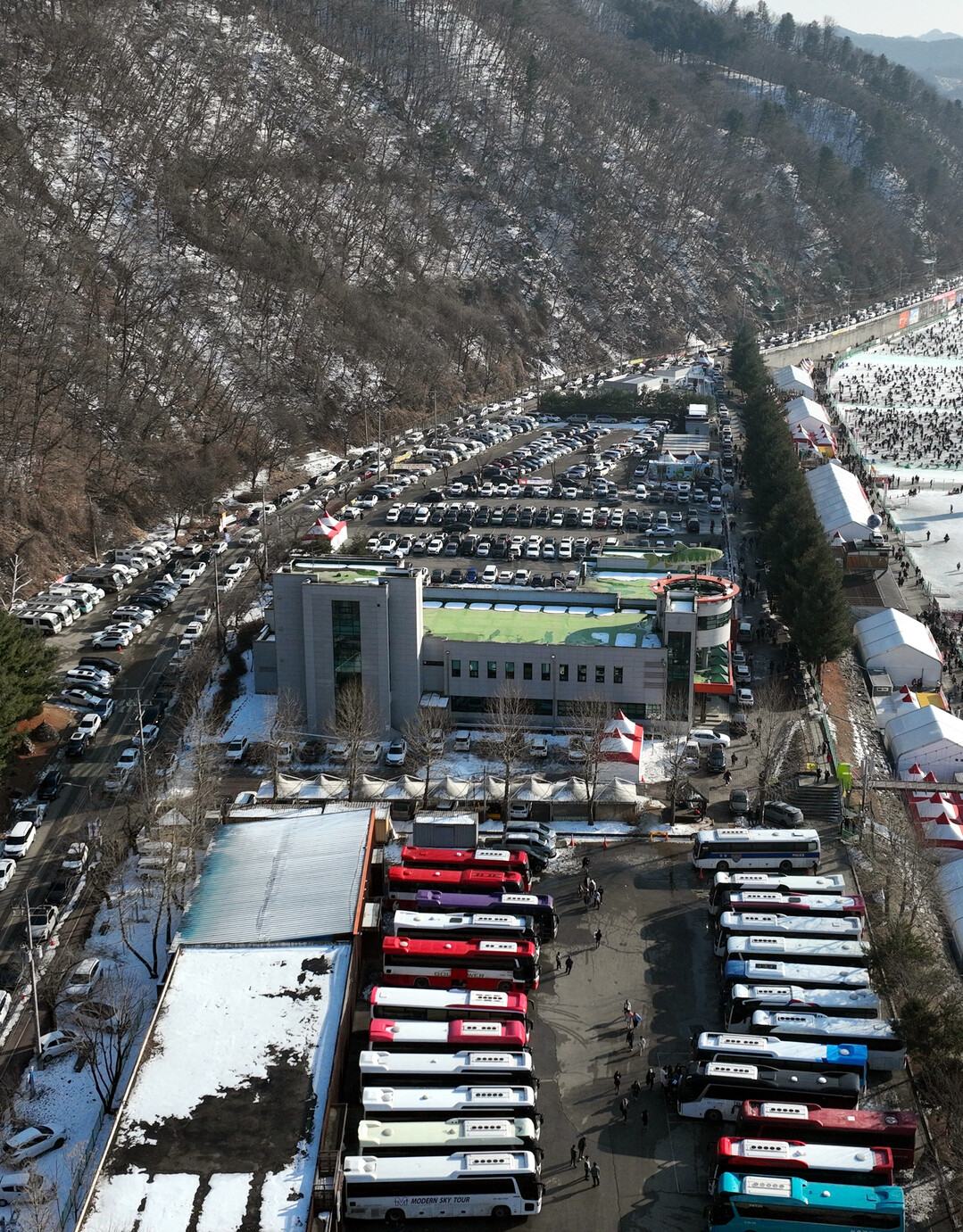산천어축제장을 찾은 관광객을 실은 대형 버스와 차량들이 주차장을 가득 채웠다.