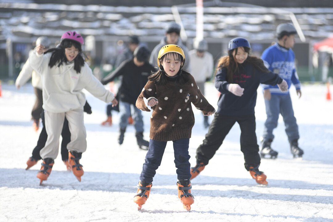 2025화천산천어축제 스케이트를 즐기는 어린이들