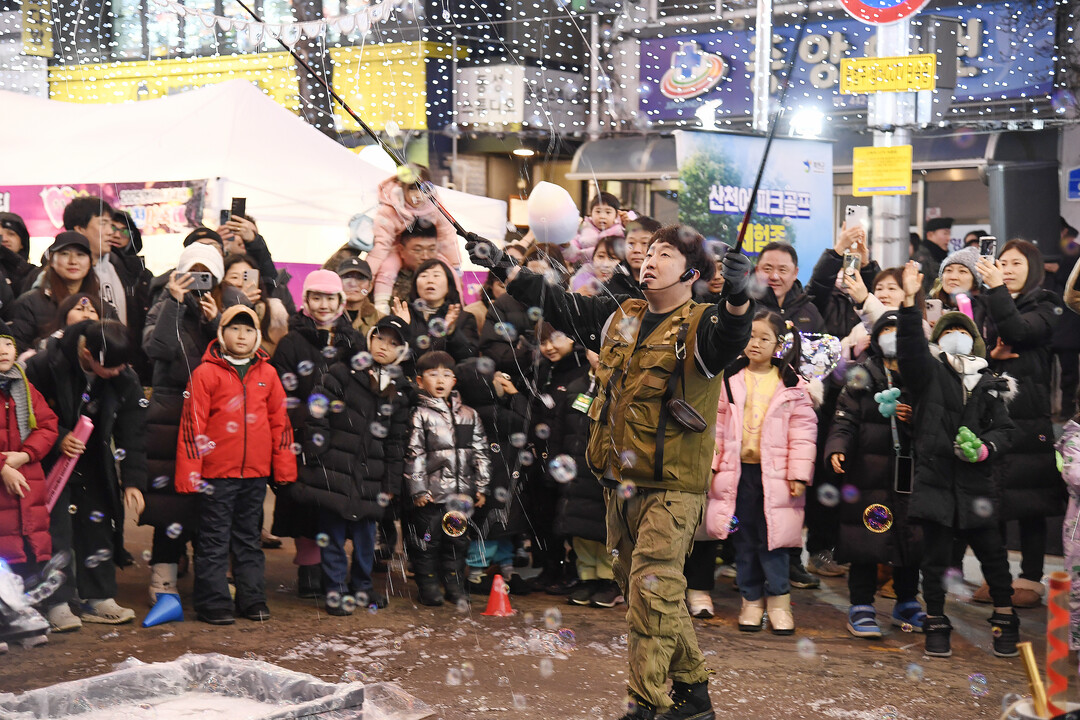 선등거리 페스티벌에서 흥겨운 공연이 펼쳐지고 있다