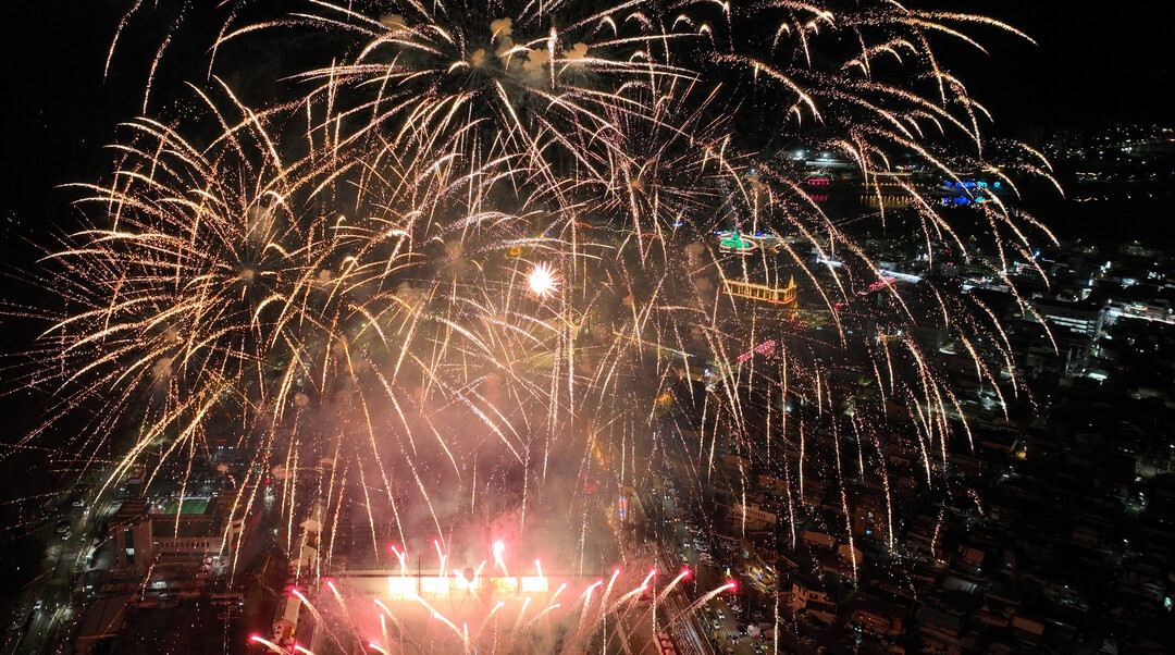2025 얼음나라 화천산천어축제 폐막식 불꽃 이벤트가 펼쳐지고 있다. 