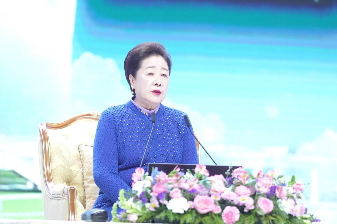 세계평화통일가정연합 세계연합예배에서 특별말씀을 하는 한학자 총재.