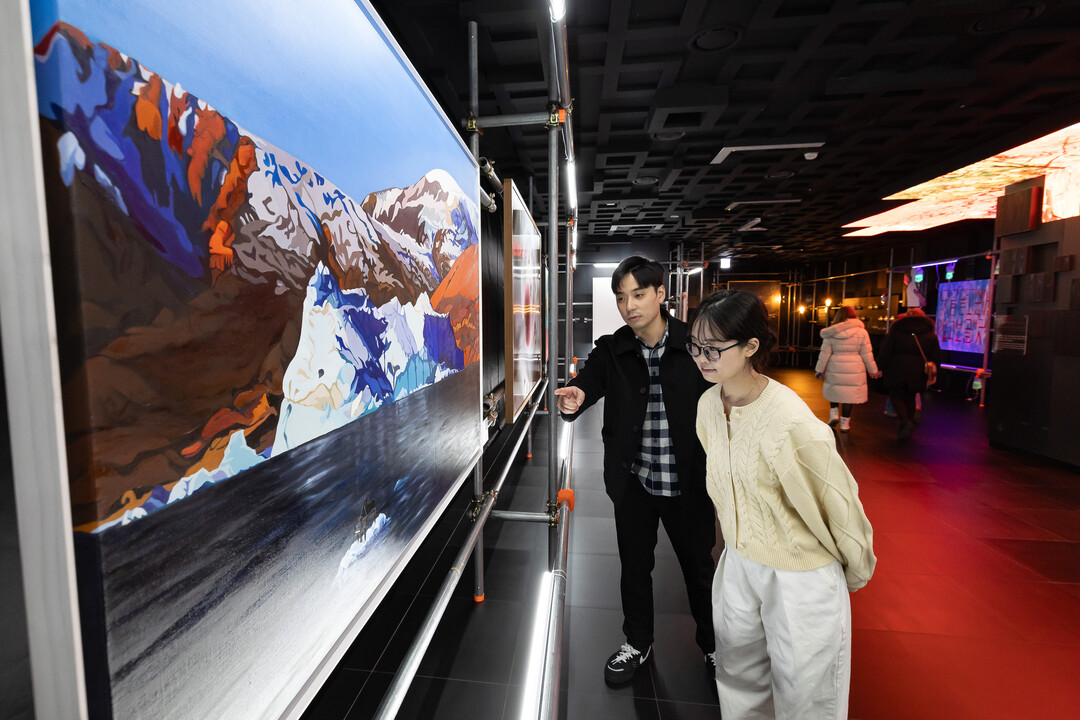 2025 서울스카이 특별전 공존을 감상하는 관람객들