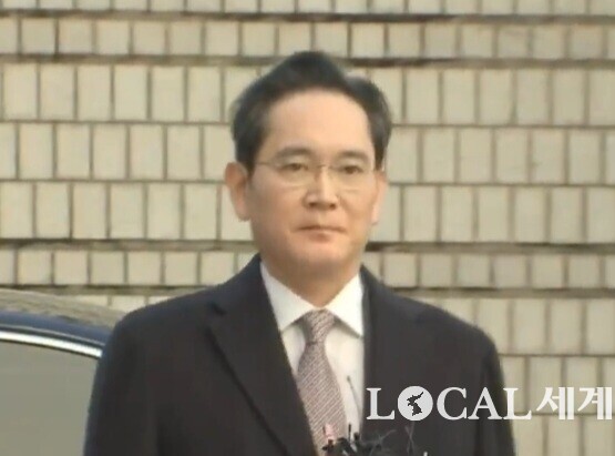 이재용 삼성전자 회장이 3일 오후 서울 서초구 서울고법에서 열린 부당합병·회계부정 혐의 항소심 선고공판에 출석하기 위해 차에서 내려 기자들의 질문에 아무런 답을 하지 않고 입을 꾹 닫은 채 법정으로 향하고 있다. ytn 뉴스 화면 캡처