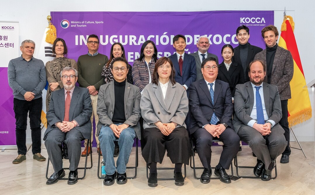 스페인 비즈니스센터(센터장 변미영)는 지난 24일 주스페인 한국문화원에서
현지 유관기관 및 기업 관계자 등이 참석한 가운데 개소식을 성료했다.
(앞줄 왼쪽부터) Emilio De Miguel Calabia 스페인 외교부 Casa Asia 마드리드 총괄 디렉터, 유현석 KOCCA 원장직무대행, 장미란 문화체육관광부 제2차관, 장현철 주스페인 한국대사관 공사, Pablo Conde Díez del Corral 스페인 무역투자진흥청(ICEX) 총괄 디렉터
(뒷줄 왼쪽부터) Roberto Cueto 마드리드 카를로스 3세 대학 영상 커뮤니케이션 교수, Diana Bueno 스페인 무역투자진흥청(ICEX) 디렉터, Daniel Tomás (살롱 데 코믹(Salon de Comic) 콘텐츠 마케팅 디렉터, Meritxell Puig 살롱 데 코믹(Salon de Comic) 총괄 디렉터, 변미영 스페인 비즈니스센터장, 신재광 주스페인 한국문화원장, José Francisco Herrera Antonaya 마드리드시 국제관계국 총괄 디렉터, 장민 부부 인플루언서, Alexander Hafner 배우 겸 모델)