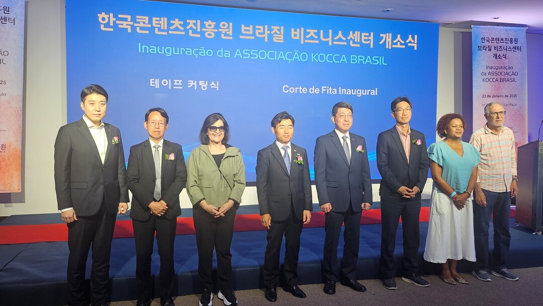 브라질 비즈니스센터(센터장 김형민)는 지난 23일
티볼리 모파레즈 상파울루 호텔에서 현지 관계자 등이 참석한 가운데 개소식을 진행했다.
(왼쪽부터 유성훈 미주유럽수출지원팀 팀장, 유건영 브라질한국상공회의소 회장, Marcia Klinger ISPAC 이사장, 채진원 주상파울루총영사관 총영사, 김형민 브라질 비즈니스센터장, 김철홍 주브라질한국문화원장, Lyara Oliveira SPCINE 회장, Mauro Garcia 브라질독립제작사협회 회장) / 콘진원 제공