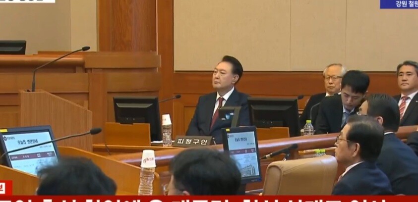 윤석열 대통령이 4일 서울 헌법재판소 대심판정에서 열린 탄핵심판 5차변론에 출석, 피청구인석에 앉은 채 뒤편에 앉은 변호인들과 함께 이진우 수방사령관의 증언을 듣고 있다.