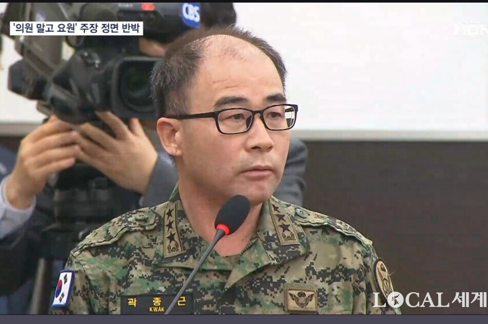 곽종근 전 육군 특전사령관이 4일 국회 ‘윤석열 정부의 비상계엄 선포를 통한 내란혐의 진상규명 국정조사 특별위원회’ 2차 청문회에 출석, 침통한 표정으로 의원들의 질문을 듣고 있다.