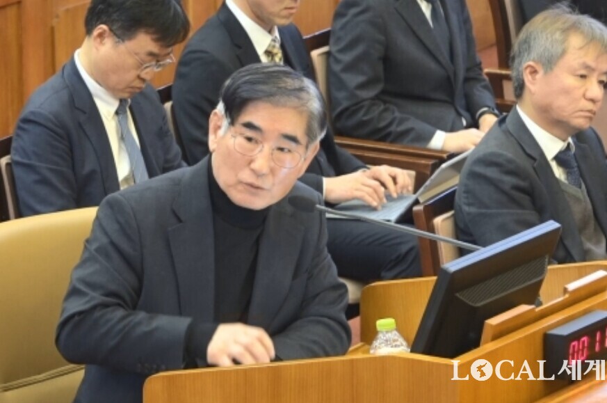 김용현(구속기소) 전 국방부 장관이 지난달 23일 서울 종로구 헌법재판소에서 열린 윤석열 대통령 탄핵심판 4차변론에 증인으로 출석, 윤 대통령의 직접 신문에 답변하고 있다. 헌법재판소 제공
