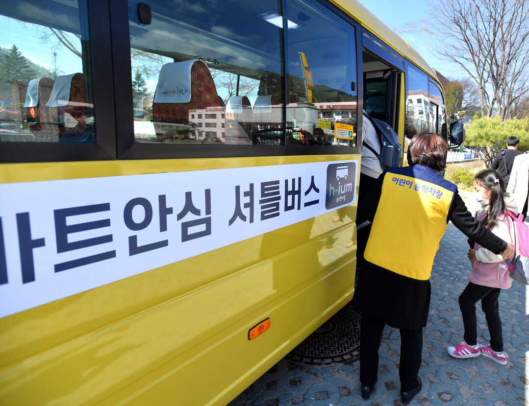 화천군이 운영 중인 스마트 안심셔틀. 올해부터 총 6대로 증차 운행한다