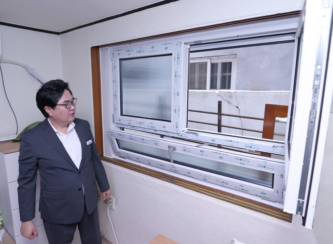 박일하 구청장이 지난해 7월 9일 서울 동작구 신대방1동 지하주택에서 저층 주거지 장마철 수해예방을 위해 개발한 `개폐형 차수 방범창` 디자인 시범설치 현장 점검을 하고 있다. 동작구 제공