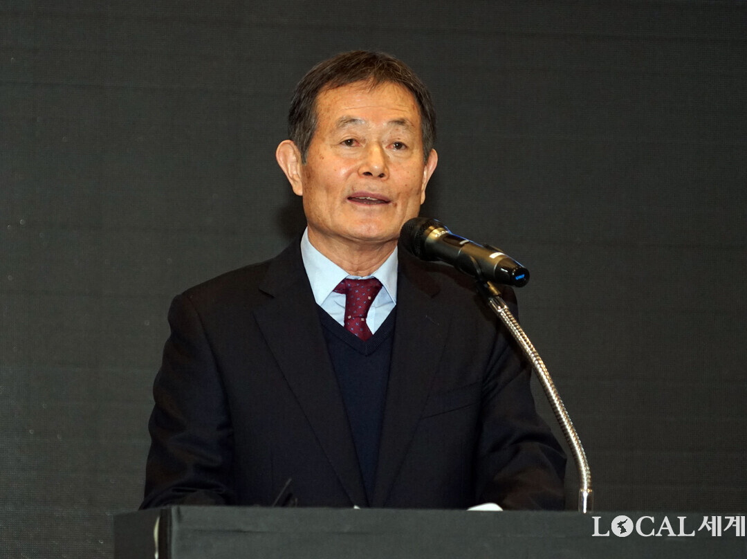 이재호 전임 회장이 이임사를 하고 있다.
