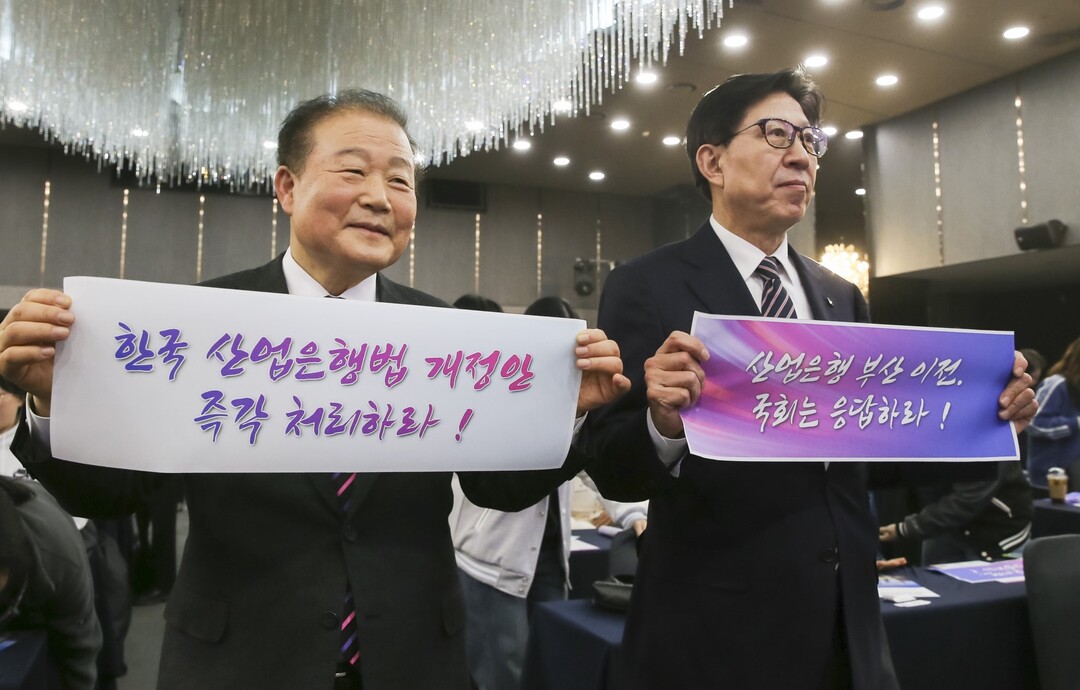 양재생(왼쪽) 부산상의 회장과 박형준 부산시장이 출정식이 종료된 뒤 