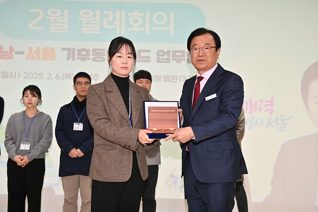 이현재 하남시장이 6일 시청 별관 대강당에서 특별승급 대상자로 선정된 공무원에게 특별승급증을 수여한 후 기념촬영을 하고 있다. 하남시 제공