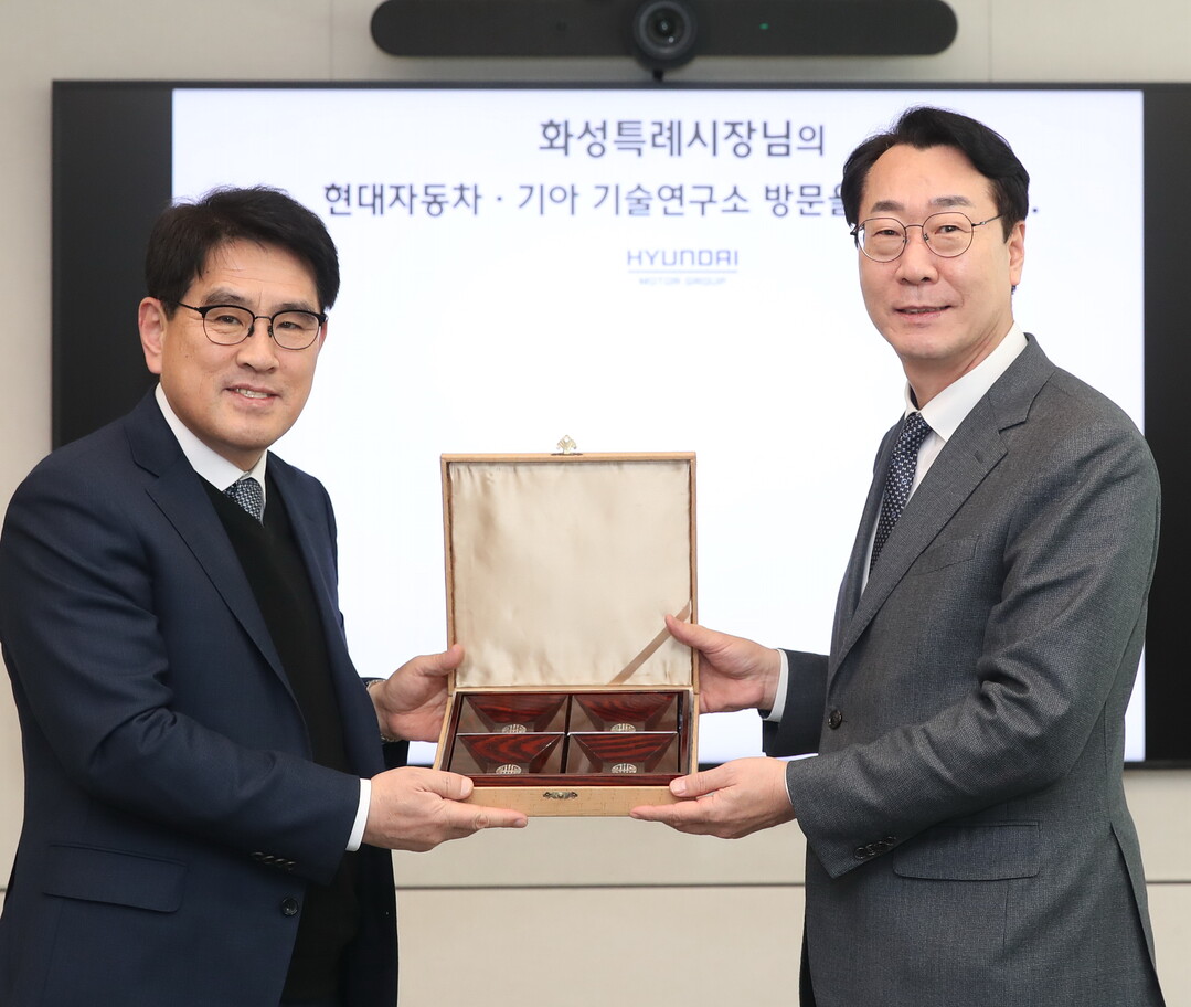 감사패 수여(왼쪽 양희원 현대자동차 R&D 본부장, 오른쪽 정명근 화성특례시장) / 화성시 제공