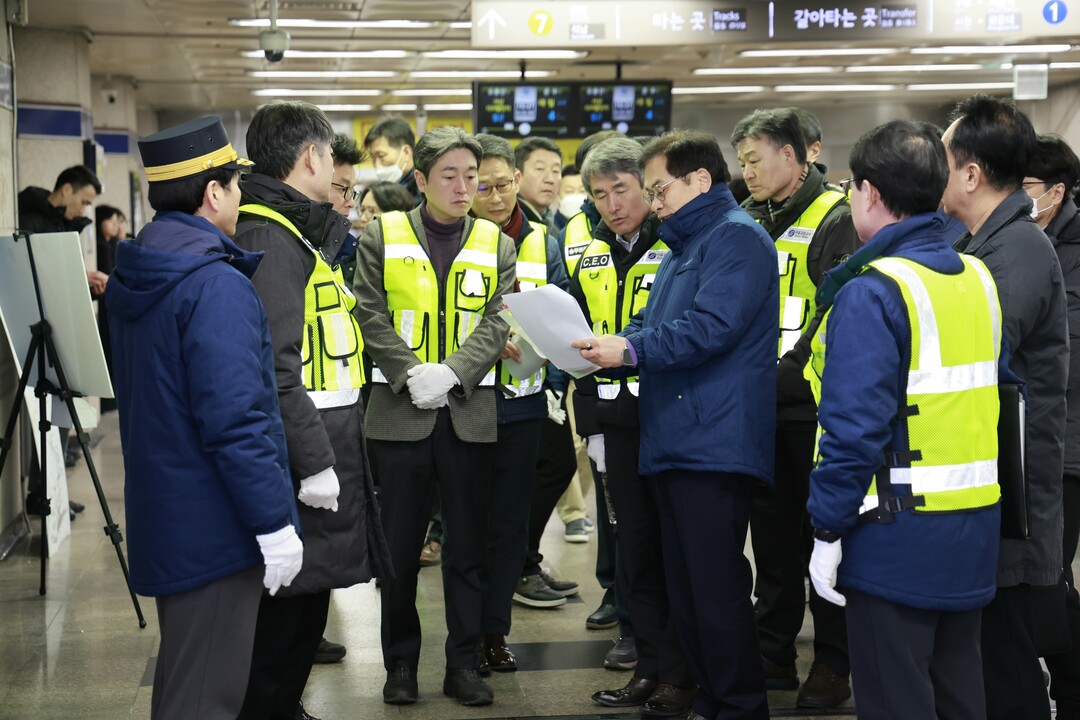 백호 사장‧김성준 부위원장 7호선 가산디지털단지역 현장점검 사진.