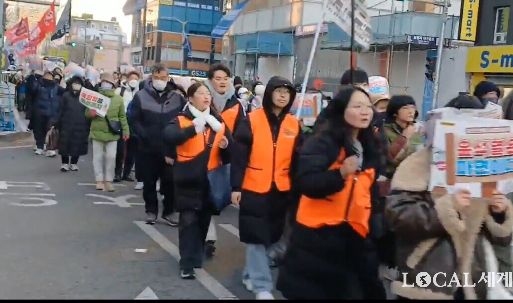 ‘윤석열 즉각퇴진 사회대개혁 부산비상행동’은 8일 오후 부산 도심 서면 부전도서관 인근 동천로 일대에서 수천명이 모인 가운데 ‘윤석열 즉각퇴진 촉구집회’를 진행한 뒤 서면로터리 인근에서 가두행진을 하며