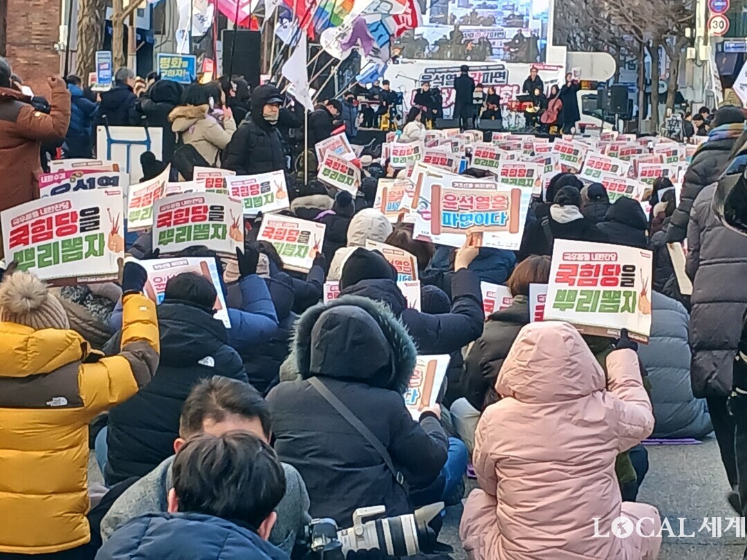 ‘윤석열 즉각퇴진 사회대개혁 부산비상행동’은 8일 오후 부산 도심 서면 부전도서관 인근 동천로 일대에서 수천명이 모인 가운데 ‘윤석열 즉각퇴진 촉구집회’를 열고 있다. 방한복으로 무장한 참석자들이