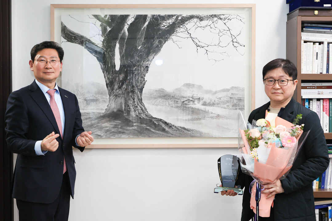 정태균 화백 미술품 기증 감사패 전달. 용인시 제공