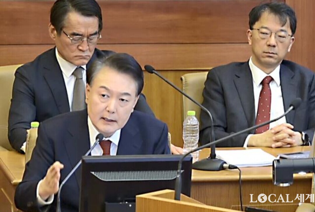 윤석열 대통령이 11일 서울 종로구 헌법재판소에서 열린 본인의 탄핵심판 7차 변론에 피청구인으로 출석, 발언권을 얻어 “비상계엄 당시 시민들이 계엄군을 폭행했다”라는 황당한 주장을 펼치고 있다.  헌법재판소 제공