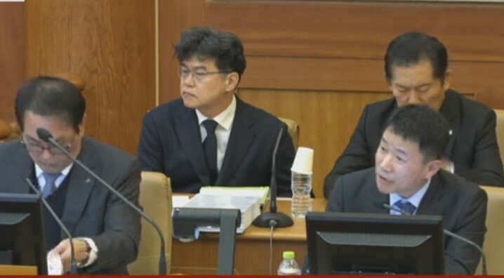 11일 서울 헌법재판소에서 열린 윤석열 대통령 탄핵심판 7차 변론기일에 국회 측 탄핵소추 대리인단이 신원식(전 국방부 장관) 증인에게 질의를 하고 있다.  ytn 뉴스특보 화면 캡처