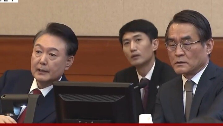 11일 헌법재판소에서 열린 탄핵심판 7차변론에서 피청구인 자격으로 출석한 윤석열 대통령이 신원식 전 국방부 장관의 증언 때 당황하고 상기된 표정으로 주변의 변호인들에게 뭔가 말을 하고 있다.  jtbc 뉴스화면 캡처 