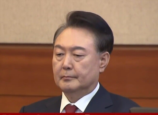 윤석열 대통령이 11일 서울 헌법재판소에서 열린 윤 대통령 탄핵심판 7차 변론기일에 출석, 침통한 표정으로 앉아 있다.  ytn 뉴스특보 화면 캡처