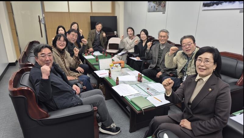 양숙희 의원(앞줄 오른쪽)강원 대안학교 교장단과 간담회를 진행하고 있다.
