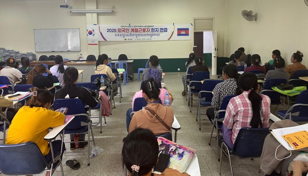 캄보디아 현지 면접. 의성군 제공 