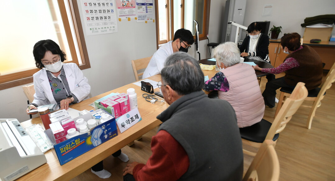 화천군 보건의료원이 진행하고 있는 ‘행복노년 순회진료’사업. 의료기관을 찾기 어려운 고령자들에게 지속적인 의료 서비스를 제공하고 있다
