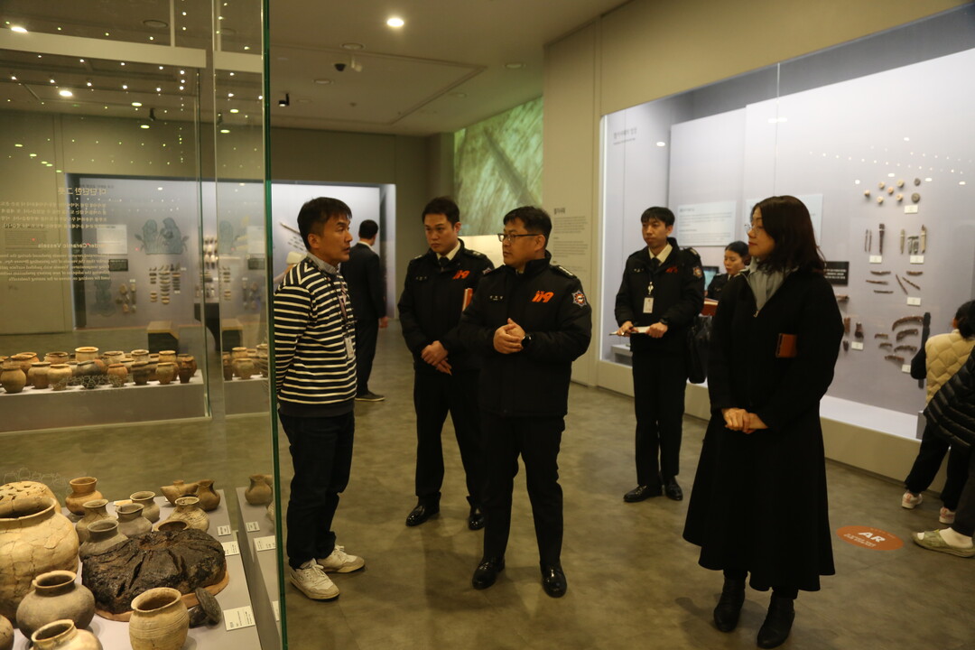 권혁범 서장(가운데)이 국립춘천박물관 화재 안전 컨설팅을 진행하고 있다.