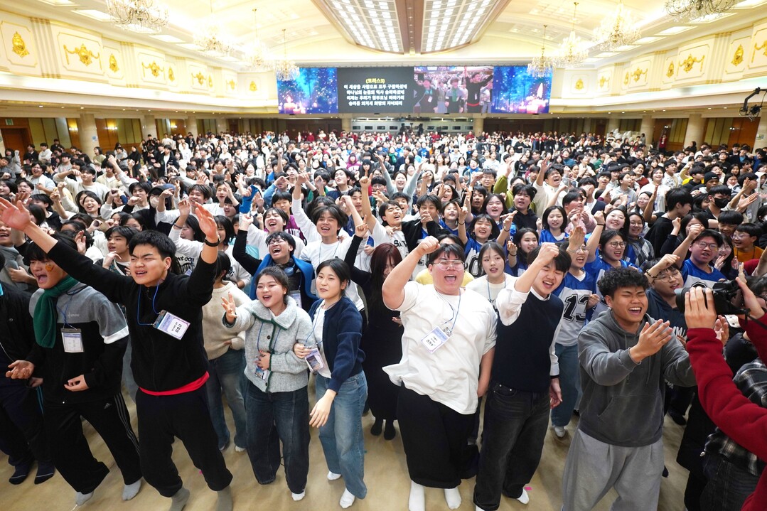 2025 신한국 성화총회에서 열띤 율동과 함께 찬양노래를 부르는 성화학생들