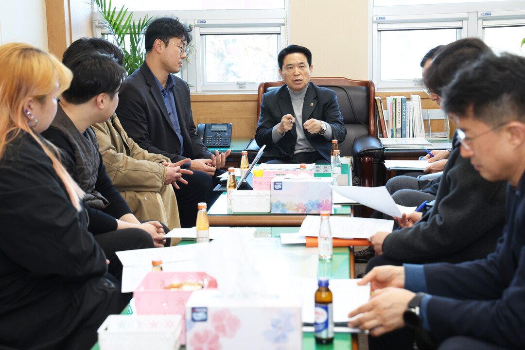 강원도의회 사회문화위원회가 강원영상산업 발전방안 모색 간담회를 진행하고 있다.(가운데 원제용 위원장)