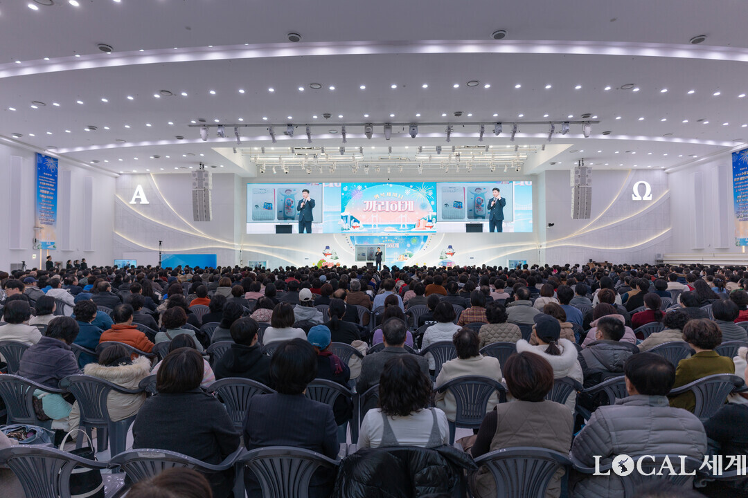 15일 안드레연수원서 열린 행복세미나 ‘까리하게’에 참석한 청중이 강연에 몰입하고 있다.
