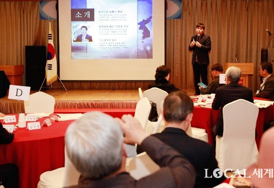 신한일미래포럼 ‘2025년 정기총회 행사’ 때 ‘탈북민 1호 통일학·경영학 박사’인 주승현 고신대 교수가 초청돼 ‘한일해저터널 추진이 남북한에 미치는 영향’이라는 주제의 특강을 하고 있다.