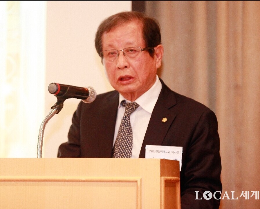신한일미래포럼 ‘2025년 정기총회 행사’ 때 이용흠 포럼 이사장이 개회사 겸 인사말을 하고 있다.