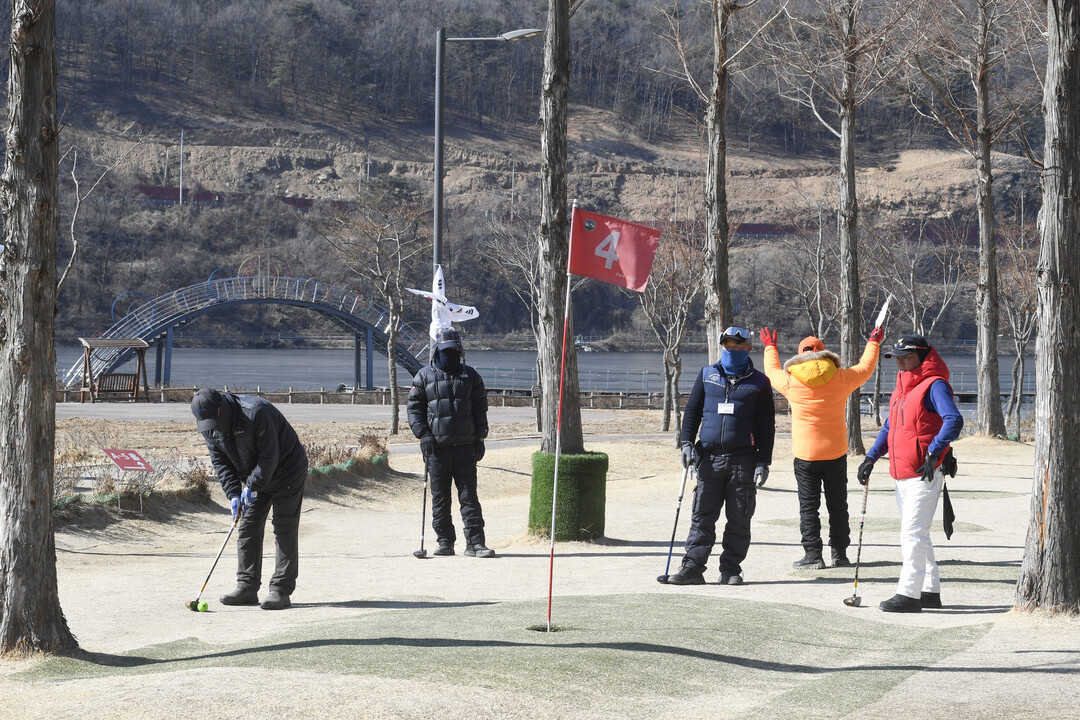 2025 시즌 오픈 전국 파크골프 대회 결선 경기가 열리고 있다.