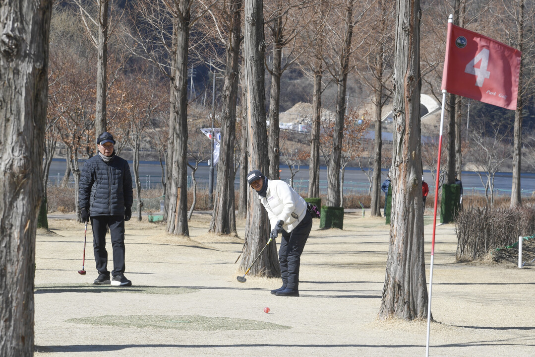 2025 시즌 오픈 전국 파크골프 대회 결선 경기가 열리고 있다.