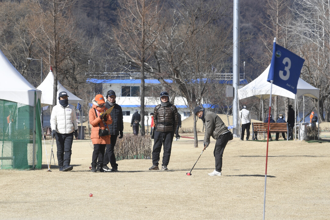 2025 시즌 오픈 전국 파크골프 대회 결선 경기가 열리고 있다.