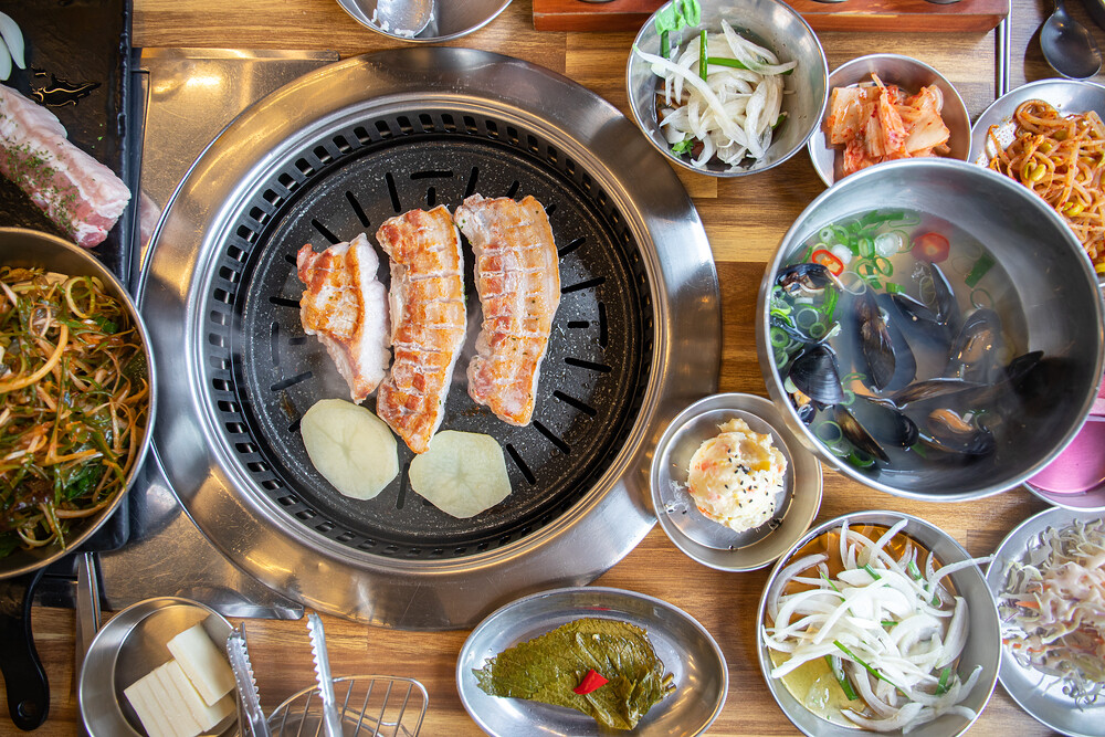 삼겹살 소비 성향은 연령별로 차이를 보였고, 삽겹살 원산지는 수입산에 비해 한돈 삼겹살을 크게 선호하는 것으로 조사됐다.