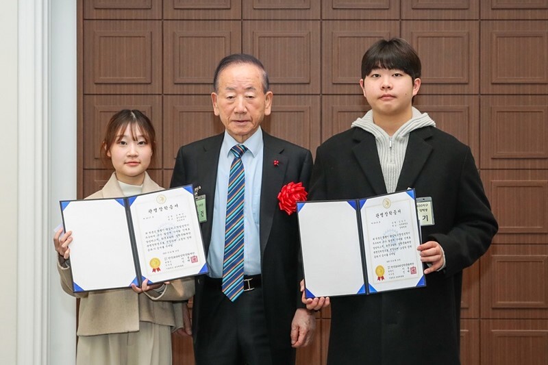 한국 로타리가 19일 한국프레스센터에서 ‘2025년도 합동 장학금 전달식’을 진행했다. 이동건 국제로타리 전 세계회장이 장학생 심예진(좌, 홍익대), 김승기(우, 단국대)에게 장학금을 전달하고 있다. 한국 로타리 제공
