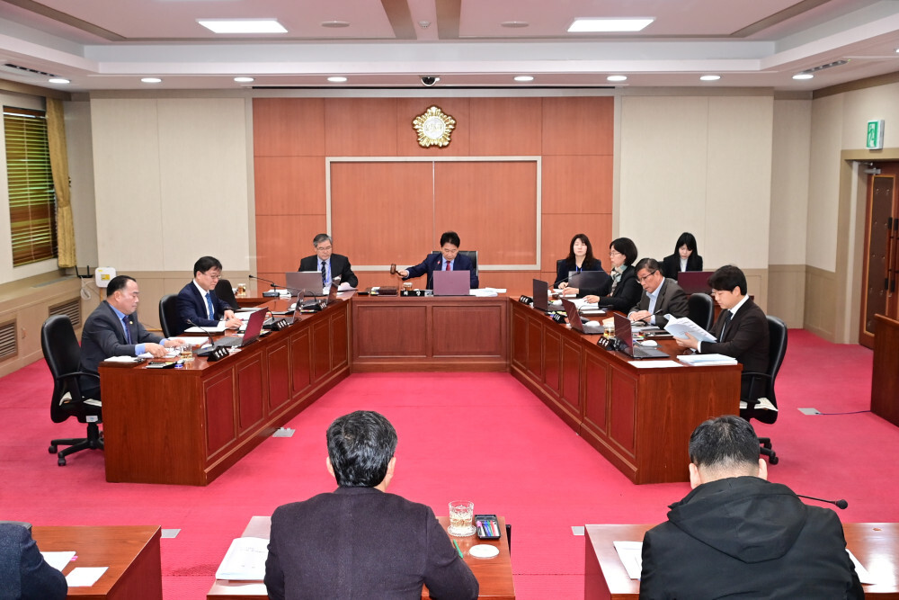 화천군의회 제289회 제1차 본회의에서 2025년도 주요업무 추진 현황을 청취하고 있다.