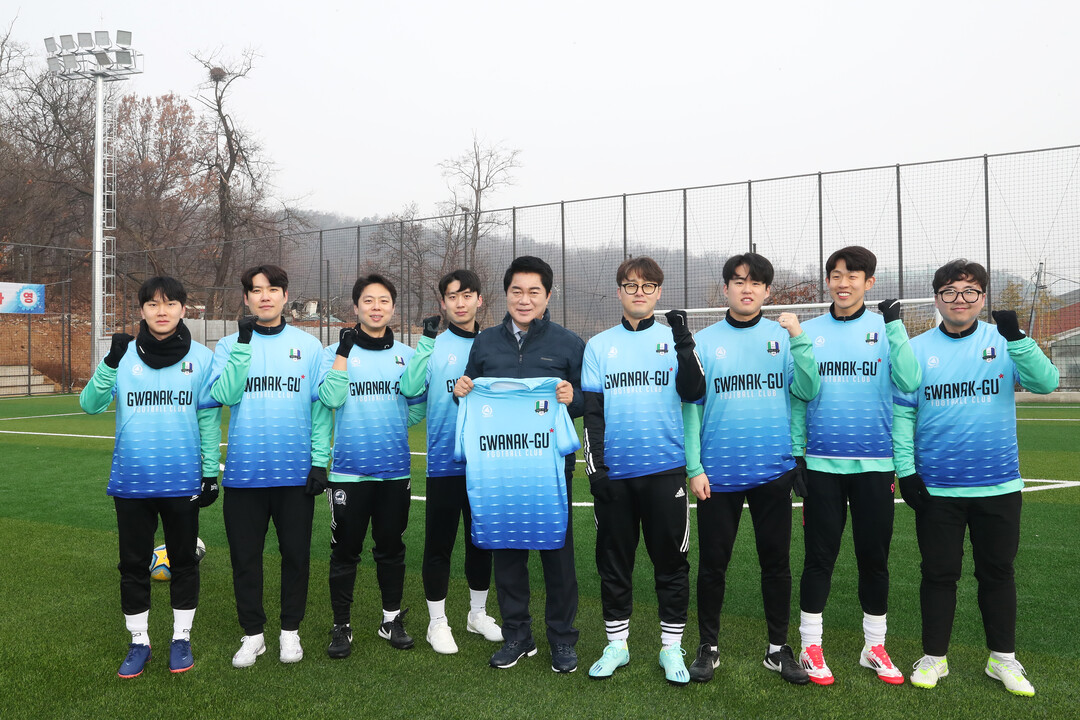 박준희 구청장(가운데)이 낙성대 축구전용구장 개장식 기념 관악구청 축구동호회인과 단체기념촬영을 하고 있다. 관악구 제공