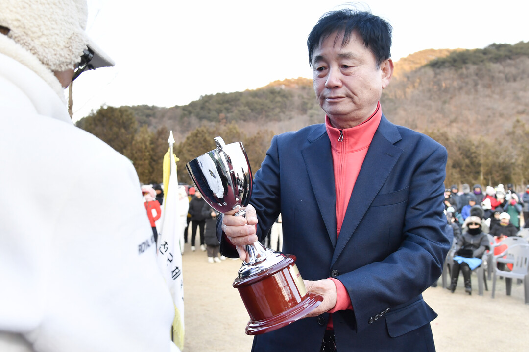 최문순 화천군수가 우승팀에게 우승컵을 전달하고 있다.