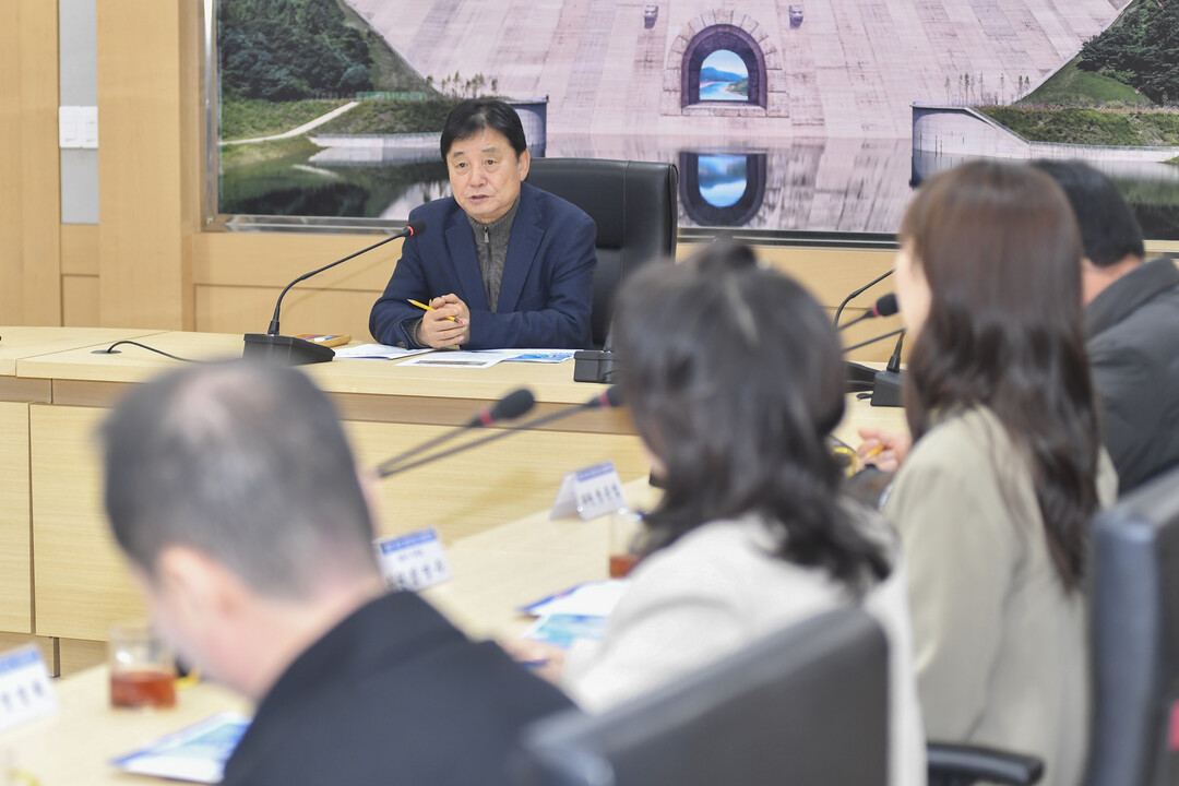 최문순 군수가 춘천-속초 철도건설사업(화천군.춘천시) 보상협의 회의를 진행하고 있다.