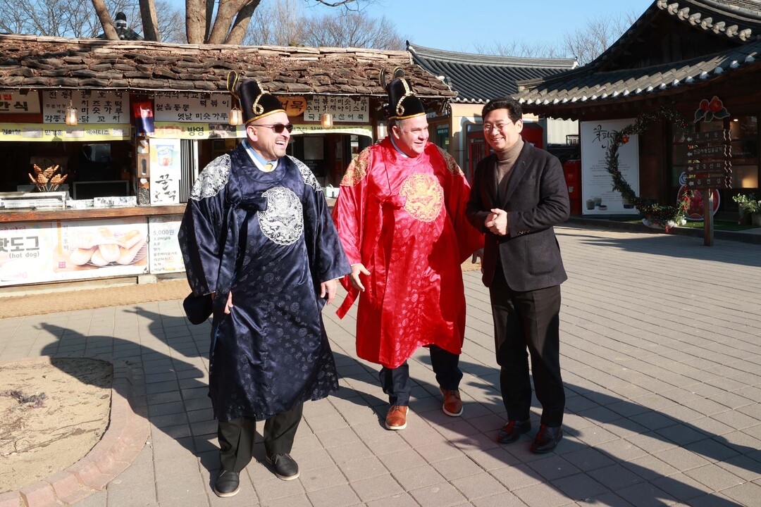 볼즈 커미서너와 아리올라 시장이 이 시장과 함께 한국민속촌을 방문해 전통문화 체험을 위해 한복을 입고 대화를 나누고 있다.
