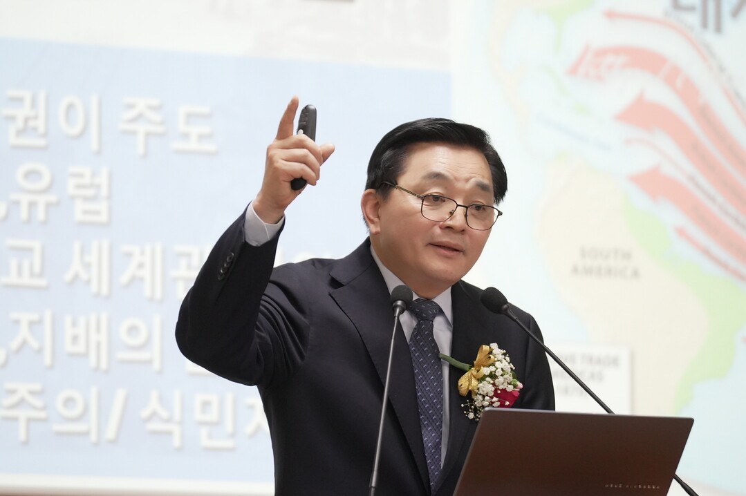 황보국 세계평화가정연합 협회장이 특별강연을 하고 있다. 