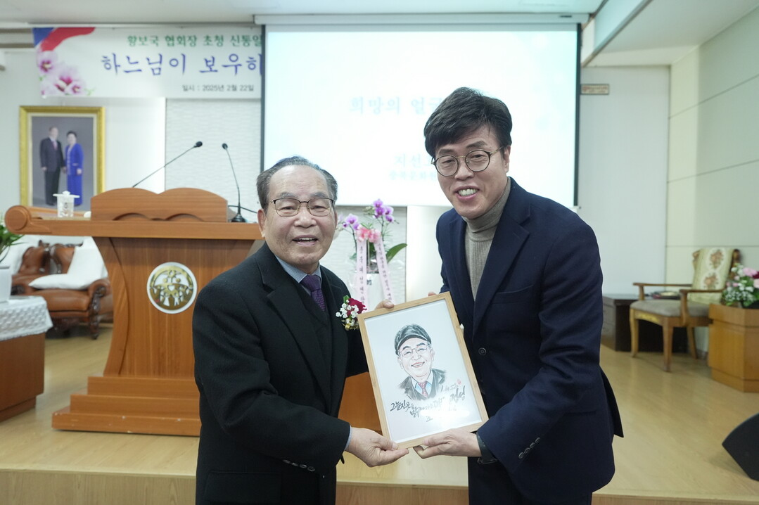 지선호 교육문화원장이 조수복 남북통일운동국민연합 충북도지부 고문에게 