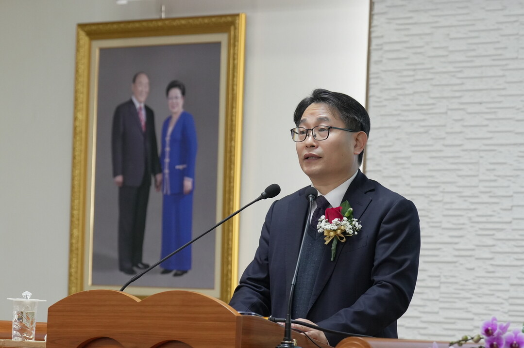 연인기 충북교구장이 환영사를 하고 있다.