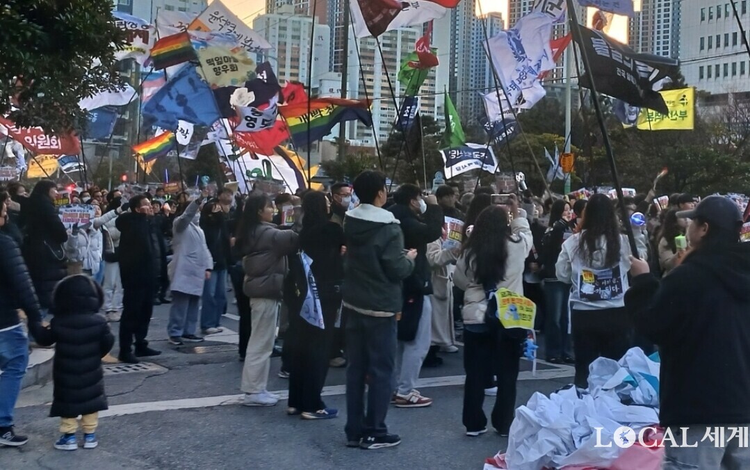 ‘윤석열 즉각퇴진 사회대개혁 부산비상행동’이 22일 오후 부산지하철 2호선 전포역 주변에서 회원과 시민 수천명이 참여한 가운데 ‘내란수괴 윤석열 즉각파면 탄핵 행진의 날’ 출발식을 한 뒤 전포로, 중앙대로, 거제대로를 통해 부산지검청사 정문 방향으로 거리행진을 하고 있다.  맹화찬 기자. 