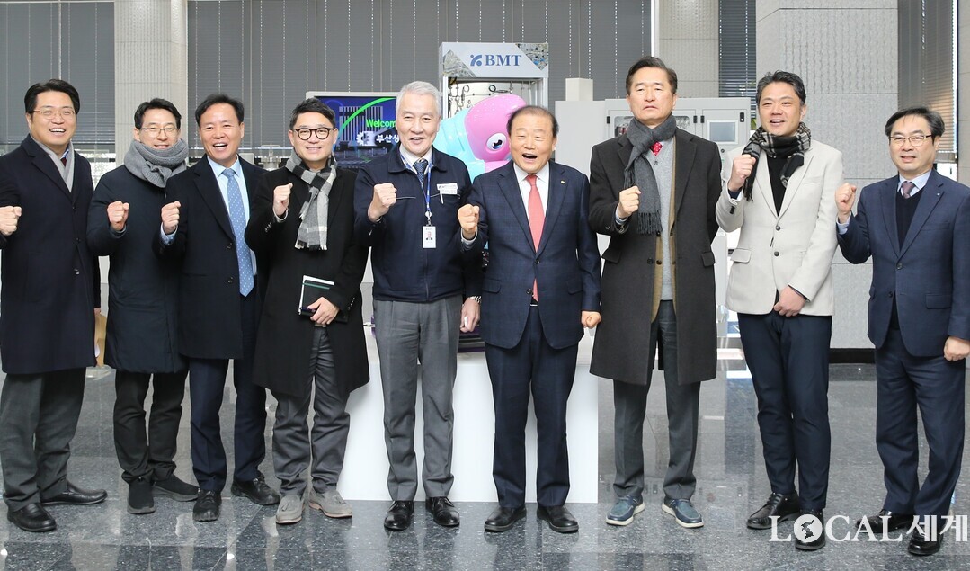 양재생(오른쪽에서 네 번째) 부산상공회의소 회장을 비롯한 상의 회장단이 24일 오전 피팅·밸브 제조 전문기업인 ㈜비엠티를 방문, 생산라인 현장을 둘러본 뒤 비엠티 윤종찬(오른쪽에서 다섯 번째) 대표이사 등 회사 임직원들과 함께 기념촬영을 하고 있다. 부산상의 제공